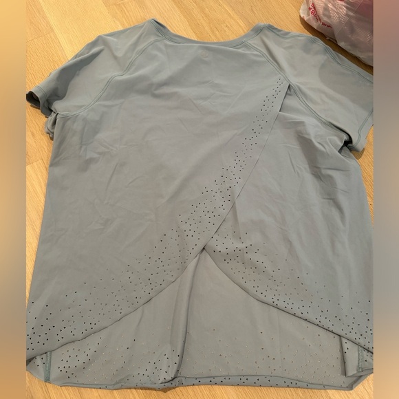 Dusty blue lululemon top size 6 - Picture 2 of 2